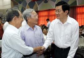 ประธานแห่งรัฐเวียดนามพบปะกับผู้มีสิทธิ์เลือกตั้งเขต๔นครโฮจิมินห์ - ảnh 1